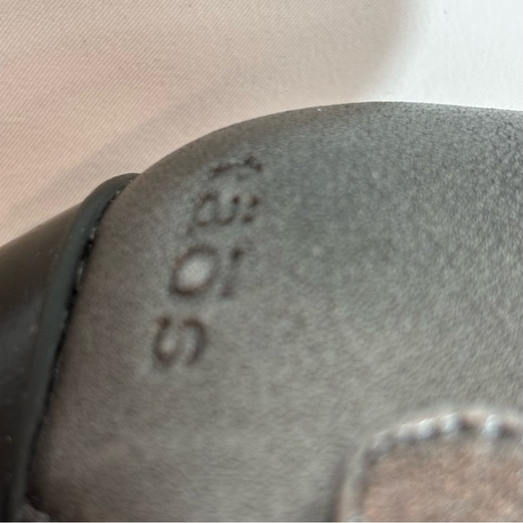 TAOS Sz 9 Samba Velcro Closure Low Heel Rounded Toe Metallic Sandals Shoes - Picture 8 of 10